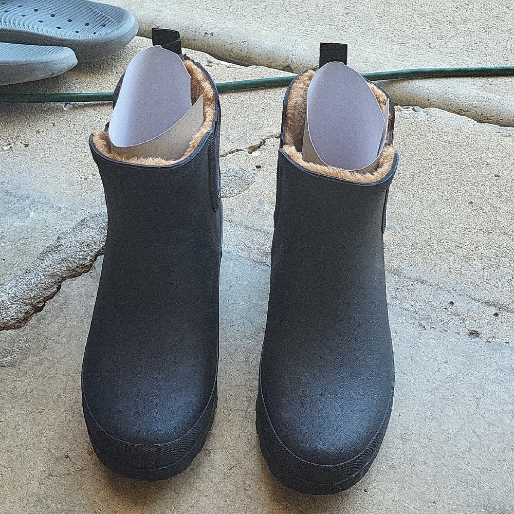 Chooka Black Winter Boots with Tan Lining
